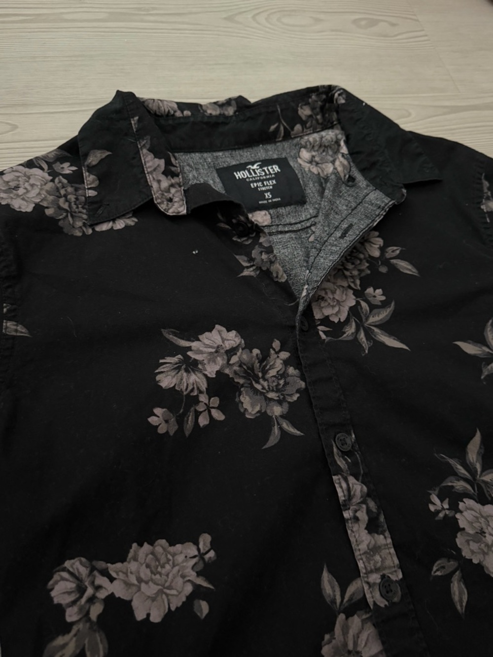 Bundle of 2 Hollister Men’s Button-Down Shirts - Picture 5 of 7